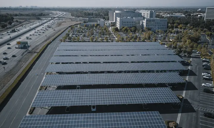 Estrutura de carport com painéis solares
