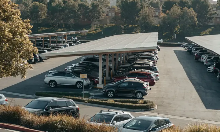 Estrutura de carport com painéis solares