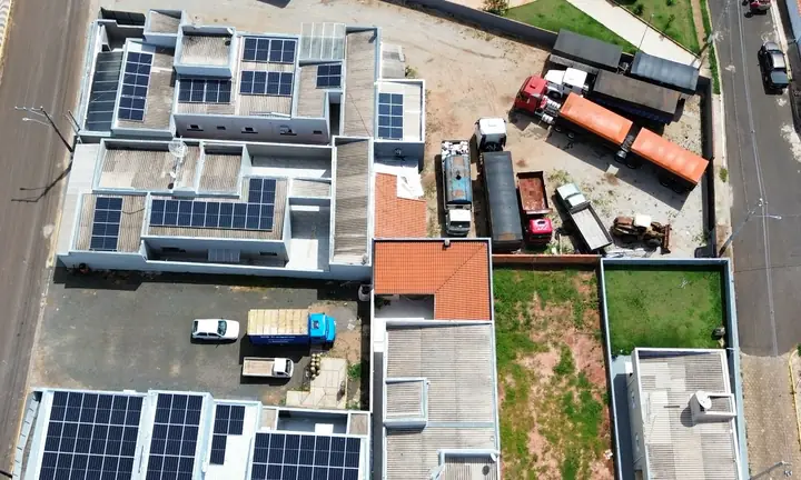 Painéis solares na cobertura de um comércio