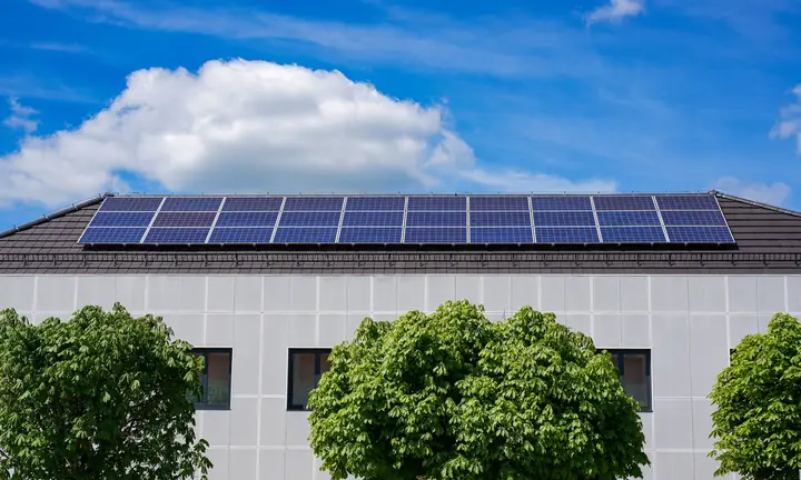Painéis solares na cobertura de um comércio