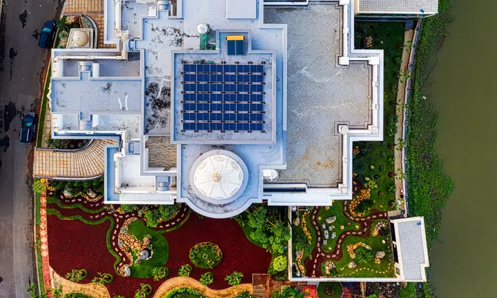 Painéis solares na cobertura de um comércio