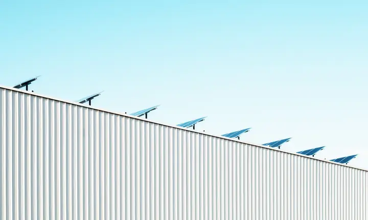 Painéis solares na cobertura de um comércio
