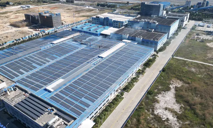 Painéis solares em galpão industrial