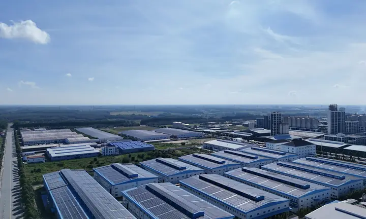 Painéis solares em galpão industrial
