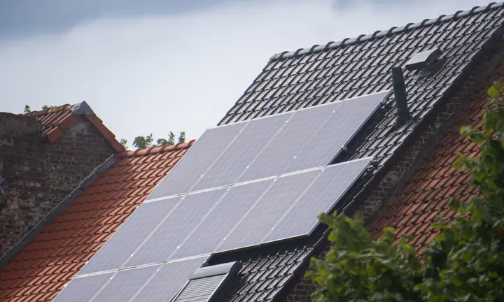 Painéis solares em telhado de casa