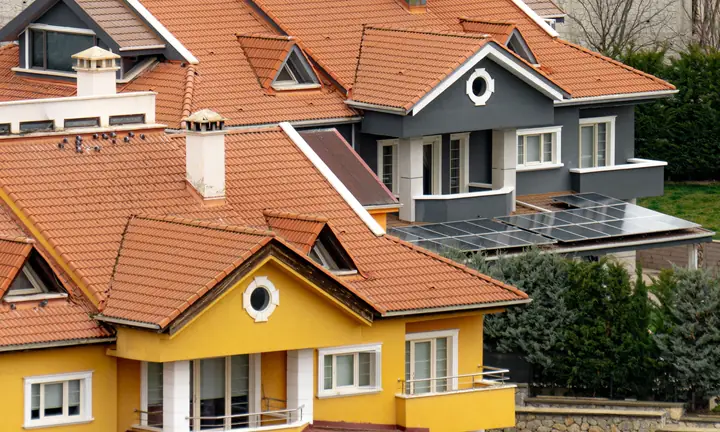 Painéis solares em telhado de casa