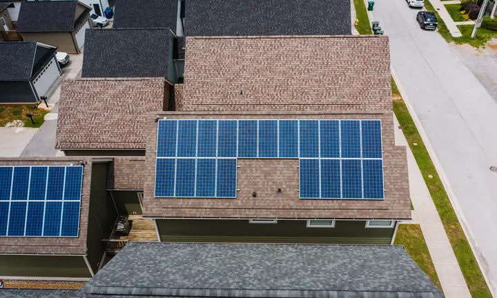 Painéis solares em telhado de casa