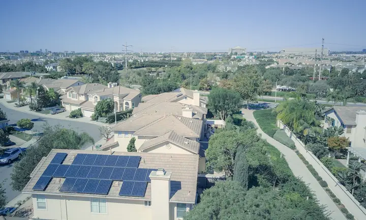 Sistema fotovoltaico residencial instalado pela Velox Solar