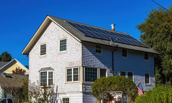 Painéis solares em telhado de casa
