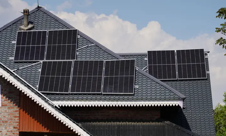 Painéis solares em telhado de casa