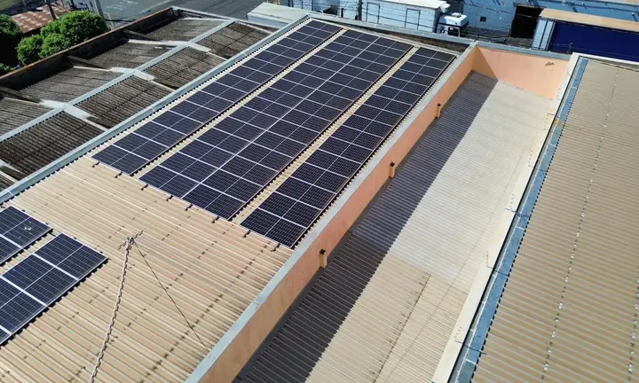 Instalação comercial da Velox Solar, foto 1 de 4