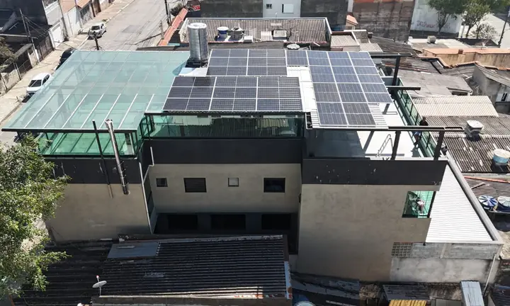 Instalação comercial da Velox Solar, foto 3 de 4